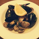 Bar passeggiata - ムール貝とアサリの白ワイン蒸し