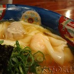 肉ワンタンと海老ワンタン