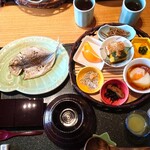 ホテル鴎風亭 - 朝食。アジの開きは自分で焼きます。