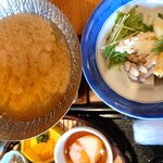 ホテル鴎風亭 - 味噌汁も自分で作る。