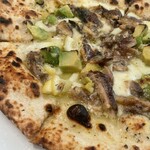 青いナポリ - オイルサーディンとレモン、アボカドのビアンカピッツァ "サルデ"