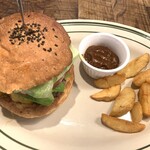 マンチズ バーガー シャック - 味変にお姉さんBBQソースをと。ナイスアシスト