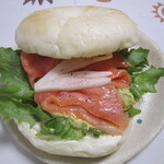 ブーランジェリー メゾン ユキ - サーモンとアボカドのベーグル