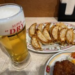 Gyouza No Oushou - 2杯目の時に餃子2枚が焼き上がる。安定のツーショット