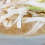 ラーメン 盛太郎 - いつも麺を天地返しするうちに醤油感が押し出されてくるスープ。今日は物足りなさから終盤はカウンター上のボトルを投入しての完食。いつものお兄さんだとそんなことは無いのだけれど、こればかりは仕方ないです。