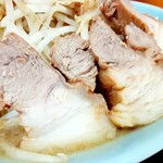 ラーメン 盛太郎 - こちらの豚さんはたいてい赤身多めなので補完する形でアブラコールしたのですが、今日のは脂多め！なもので、終盤はキツうございました(^^;デフォは２つのはずが３つ！小さめだったからかな？
