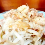 ラーメン 盛太郎 - 繊維の入ったアブラがヤサイの上に載ります。