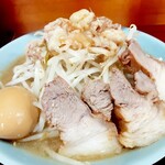 ラーメン 盛太郎 - やってきたラーメン８５０円の麺カタメ。コールはアブラとニンニク少し。玉子はサービスしていただきましたm(_ _)m