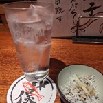 炭火原始焼と蔵元焼酎の店 のどぐろの中俣 - 芋焼酎（桐野）ソーダ割＆お通し