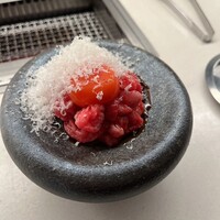 西院焼肉KINOE - チーズユッケ　目の前でチーズを削ってくれます