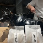 和牛料理 一石三鳥 - お持ち帰りのおにぎりの袋がまた可愛い♬