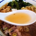 Houraiken - ラーメン　500円
                
                The！昔ながらの醤油ラーメン！！
                風味とうま味が豊かな、鶏ガラを中心の動物系に、
                香味野菜の、王道のスタイルで美味しい。
                特徴的なのは、強い塩み！！
                