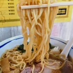 Houraiken - ラーメン　500円
                
                淡黄色な弱縮れ、太めで加水率やや多め。
                もっちり食感でコシがあり、
                醤油スープとの組み合わせは珍しいタイプ。
                麺にスープを合わせたのか? 
                スープに合わせた麺なのか?