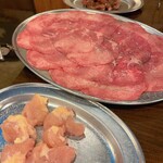 Taishuu Horumon Yakiniku Kemuriki - 牛タン、トロ鶏