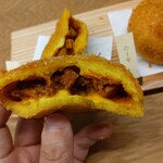 Spicier スパイスチャイとインドカレーパン - チキンバターマサラ（490円）