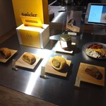 Spicier スパイスチャイとインドカレーパン - 