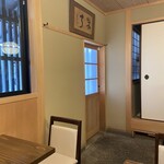 塔の茶屋 - 入口入ると落ち着いた和の空間に