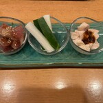 日本酒とくつろぎ宴会の店 うめ家 - ブリトロ和え、きゅうり軽いピクルス、低温調理鶏ムネ