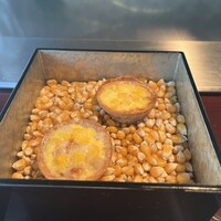 表参道うかい亭 - とうもろこしのキッシュ。これはセブンのコーンマヨパンみたいな感じです。