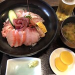 下田時計台 フロント - 海鮮丼とビール（小）