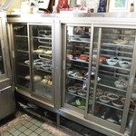 森田食堂 - 古い冷蔵庫には酒のアテ（おかず？）が一杯