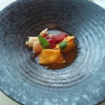 エノテーカ ピンキオーリ - リコッタチーズとサフランのアニョロッティ海老とミントのソース 
      