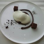 エノテーカ ピンキオーリ - コーヒー風味のムース　塩キャラメルのクレモーゾ グラッパ風味のソース
      
      