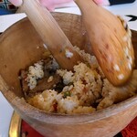 湘聚・湖南菜館 - ぶっかけご飯は店員さんが混ぜてくれます