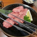 焼肉ハウス草原 - 極上ネギ塩タン¥1.650