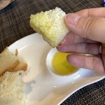 リストランテ プレーゴ - オリーブオイルに漬けてたべるフォッカチャと、ピザ生地の揚げパン。