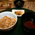 コルザ - ガーリックライスと赤出汁味噌汁