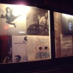 バー・エンチャン - 店外壁のディスプレイ