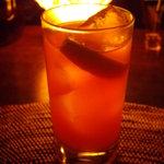 バー・エンチャン - OptioA30：ある晩のカウンターで飲むカクテル