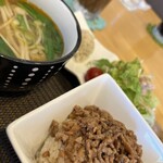 台湾カフェ 碧庭 - るーろー飯とミニラーメン、奥に餅団子