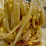 スパゲティながい - 
            シンプルなれど醤油味わいをベースにして
            卵黄のマイルドなコクと炒めベーコンの香ばしさが
            キレイに引き立ちますわ