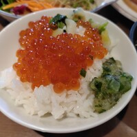 ブッフェアンドカフェ スロープサイドダイナー ザクロ - いくらにだしに漬物をトッピングしました！
