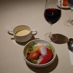 トラットリア・イタリア - サラダ、冷スープ、赤ワイン