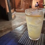 orange otaru  - みかんジントニック、絞ってた