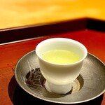 馳走 啐啄一十  - 煎茶。  出汁と熟成の魔法にかかってしまった前半から後半へと続く幕間に出されたのがこれ。  理恵さんのお点前になる硬度8.5の超軟水を41℃のお湯で淹れた煎茶。  今回は、口に含んで転がすと真ん丸に甘くなる煎茶と最初から甘い煎茶の2種類が供される。 さぁ、後半へ。