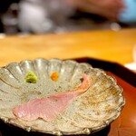 馳走 啐啄一十  - キンメ。 世に出まわるキンメは、たいてい、淡いグレー。 でもこれ見てください。 赤ちゃんの肌のように、淡いピンクです。 1週間熟成させてもこの色。 サスエ前田魚店、とんでもないです。 いったい、温度や水分の管理はどうしてるんでしょう？ こういう影の主役あってこその大将の料理。 熟成とは劣化でも腐敗でもない、ということがよくわかります。 香り、旨味、脂、これは、魚じゃない別のクソ旨いナニカですよ。