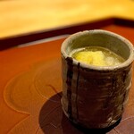 馳走 啐啄一十  - ナスの素揚げ。 地元のナスの素揚げを、羅臼昆布で引いた出汁とともに。 上には辛味大根、食べ進めると、ゆずの香りが立ち上る。 このナスは入店時には既に油の中にあって、低温で揚げられてたようです。 一皿目から、染み入ります。 熱々で旨い。