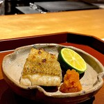 馳走 啐啄一十  - ノドグロ。 ここからみなさんは、肉料理へ。 黒毛和牛の肉脂が苦手な僕には、これです。 大きなサイズのノドグロ。 自分自身の脂のおかげで、まるで揚げ物のよう（笑）。 サクッとした皮目。 ふわっと柔らかな白身から、上質な脂があふれます。 牛の脂は苦手というか体がうけつけません。 でも、魚の脂は大好き。 何が違うのかわかりませんが、この大ぶりな身にかぶりつく愉悦といったら。