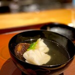 馳走 啐啄一十  - クエ。 7年熟成させた利尻昆布とまぐろ節で出汁を引き、炙った北九州のクエとともに。 1度目のクライマックスですね。 クエは生だと身質が固くちょっと苦手ですが、炙るとほろっとした歯ごたえになり、大ぶりな身に齧りつくと野生の本能が蘇ります。 啜っては齧る。 ケダモノになってください。