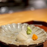 馳走 啐啄一十  - おこぜ。 ここから刺し身の始まりです。 大将が客の前で、カウンター越しに大皿から一切れをのっけてくれる馳走サービス。 楽しいです。 まずは、3日熟成のおこぜから。 松山の大好きな鮨屋でも、おこぜはよく供されますが、店が変われば料理も変わる。 おこぜ一匹への解釈も変わるんですね。 プリプリ感を失う代わりに高まるのは香りと旨味。