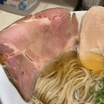 人生夢路 徳麺 - ベロンと丼に貼り付く豚肩ロース