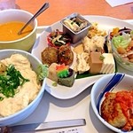 TOFU CAFE　おばんざいプレートセット（通常：1,200円）。写真はご飯とスープをアップグレードしています。