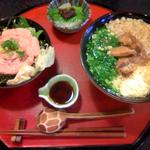 角煮うどん特盛のセット（1,200円）。ボリュームあって味もよし。大根の小鉢がアクセント。