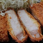 Tonsaku - ロースかつ定食 税込1350円。肉厚でボリュームあり。火が通ったしっかり食感。