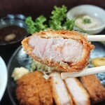 とん作 - 料理写真:ロースかつ定食 税込1350円。脂のってる。