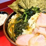 らーめん 谷瀬家 - ちゃーしゅーめん 中盛240g(1150円)+キャベツ(100円)+極上のり(150円)+SNS(100円)。